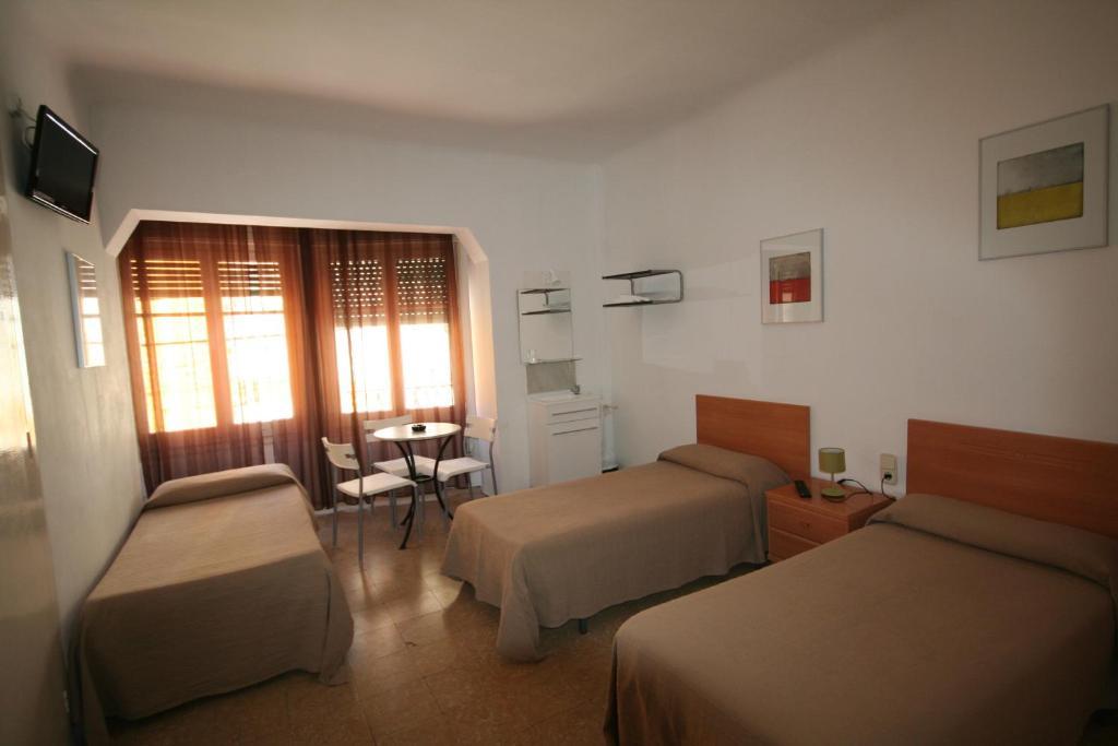 Hostal Juventus Hotel Portbou Quarto foto